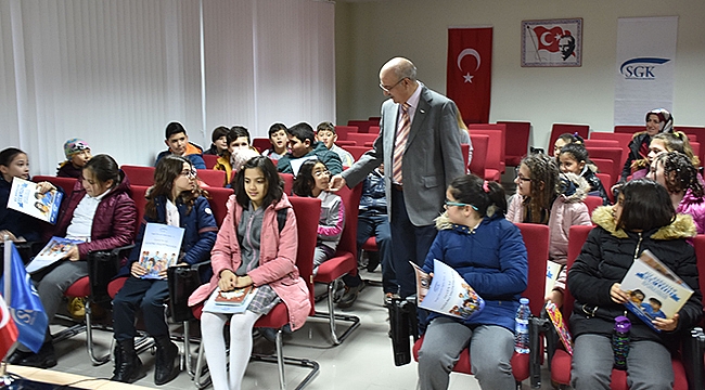 Çanakkale SGK İl Müdürü Basri Tümsek, öğrencilerle kitap okudu.