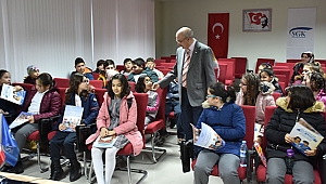 Çanakkale SGK İl Müdürü Basri Tümsek, öğrencilerle kitap okudu.