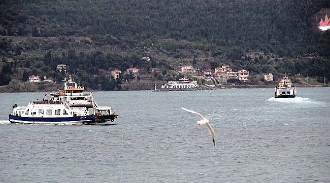 Gökçeada'da feribot seferlerine fırtına engeli