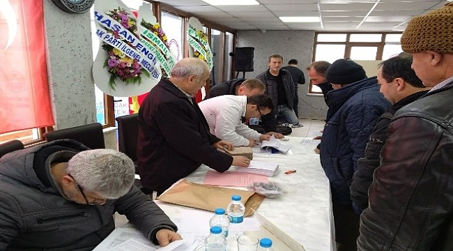 Lapseki'de esnaflar sandık başında