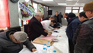 Lapseki'de esnaflar sandık başında