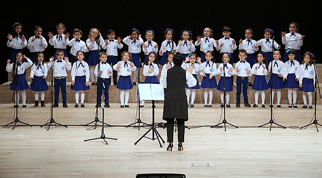 Mutlu Biga Korosu sahnede