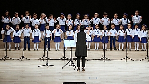 Mutlu Biga Korosu sahnede