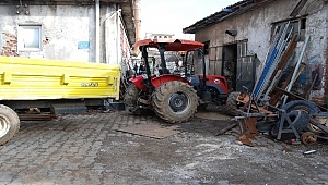 Üzerine çıkmadan çalıştırdığı traktörün altında kaldı