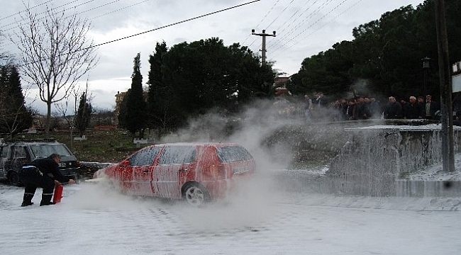 Bayramiç'te park halindeki otomobil alev aldı