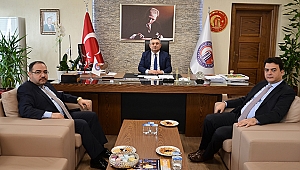 Çanakkale İl Özel İdaresi Genel Sekreteri Sayın Abdullah KÖKLÜ, Ç.O.M.Ü. Rektörü Yücel ACERʼi Makamında Ziyaret Etti