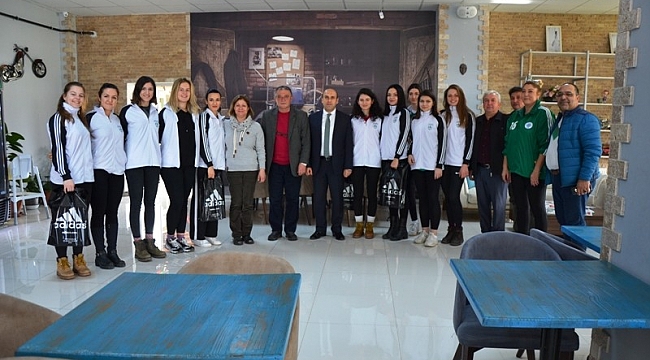  Kaymakam Can'dan, Çiçeklidedespor voleybol takımına kahvaltı