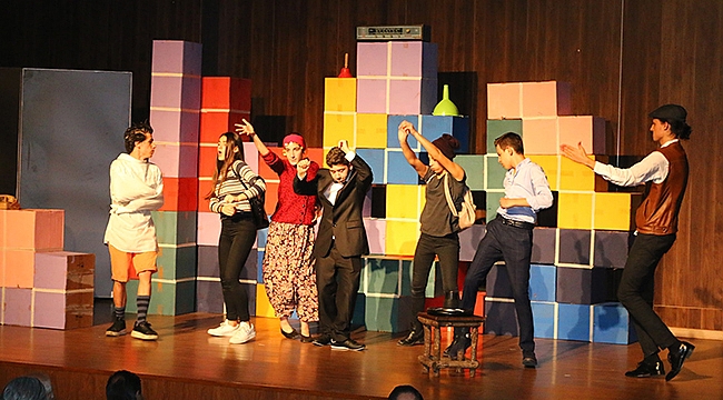 Lagaluga tiyatro oyununa büyük ilgi