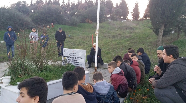  Lapseki'de öğrenciler şehidin mezarını ziyaret etti