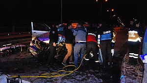  Otomobil refüje çarptı: 1 ölü, 2 yaralı