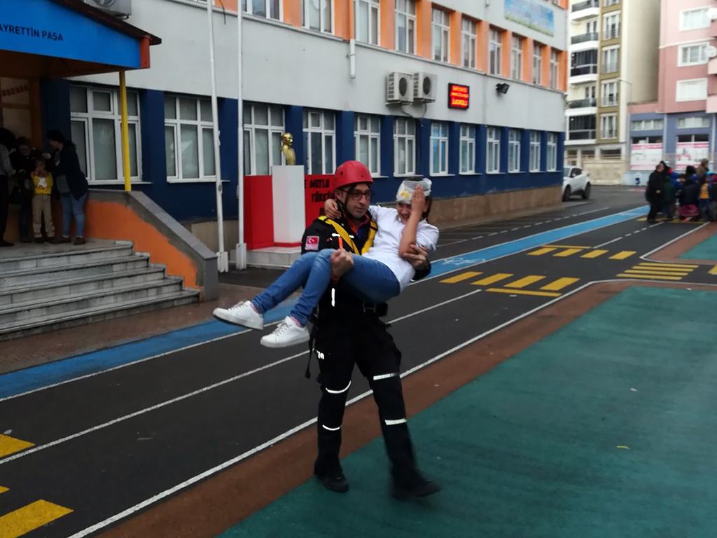 AFAD ve Kızılay'dan Gerçeğini Aratmayan Tatbikat