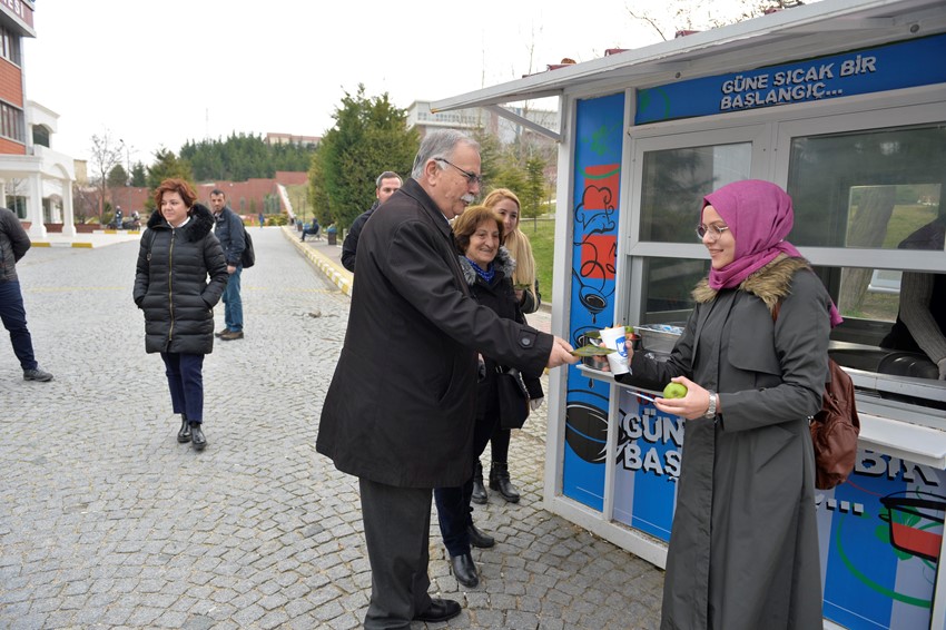Başkan Gökhan'dan Üniversite Öğrencilerine Elma İkramı…