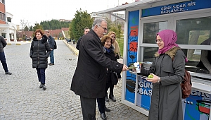 Başkan Gökhan'dan Üniversite Öğrencilerine Elma İkramı…