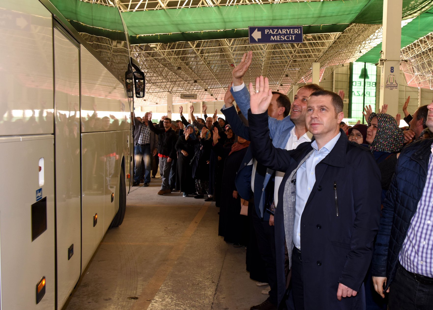 BAŞKAN KUZU UMRE YOLCULARINI UĞURLADI