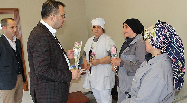 Başkan Yavaş'tan Kadınlara Karanfilli Kutlama