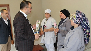 Başkan Yavaş'tan Kadınlara Karanfilli Kutlama