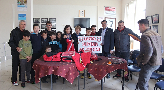 CHP Çan İlçe Örgütünden Yeni Çan Spor Gençlerine Malzeme Desteği