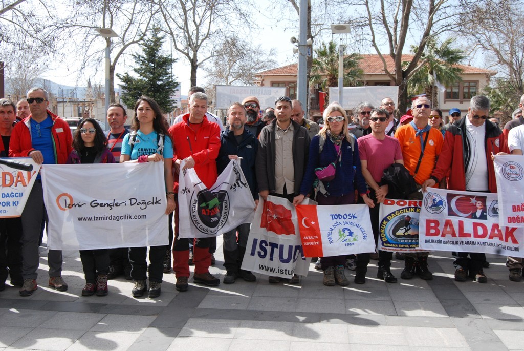 Dağcılar şehitler için tırmanıyor