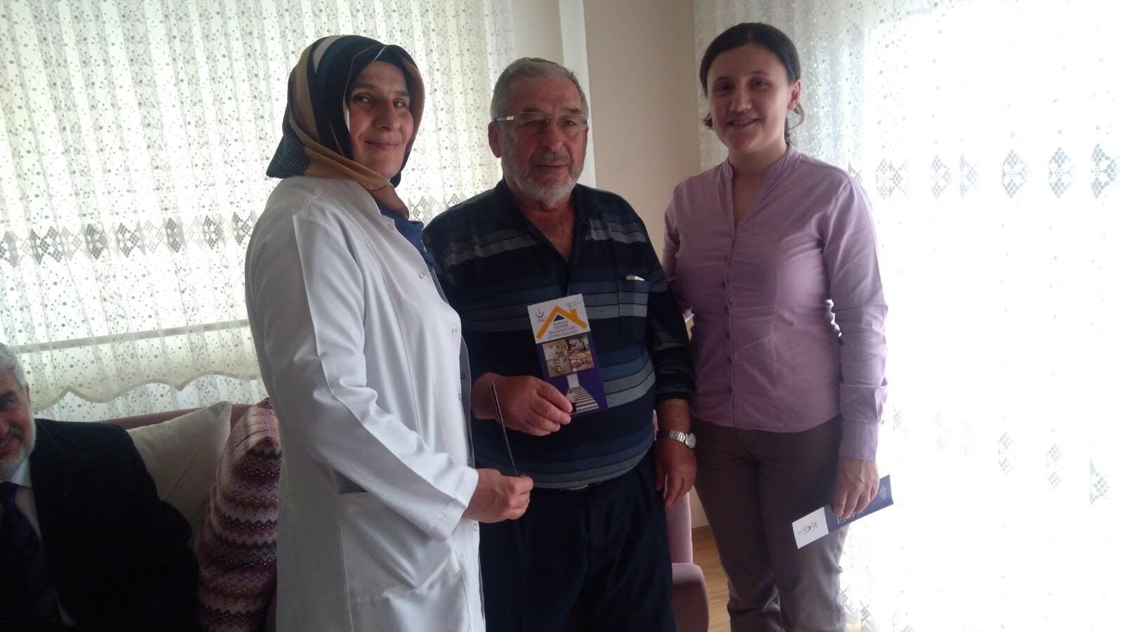 Dr. Kelleci, gazi ailelerini ziyaret etti