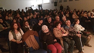 Dünya Tiyatrolar Gününde Seyirci Sahnedeki Yerini Aldı