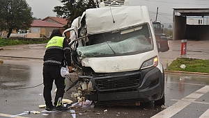 Kamyonet akaryakıt istasyonu tabelasına çarptı: 1 yaralı