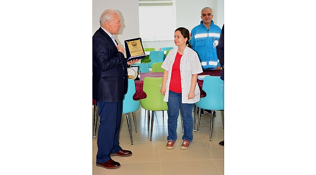 Lapksei'de Yılın Doktoruna Plaket