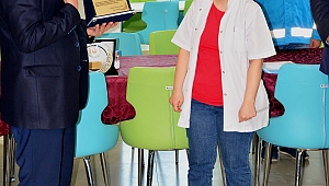 Lapksei'de Yılın Doktoruna Plaket