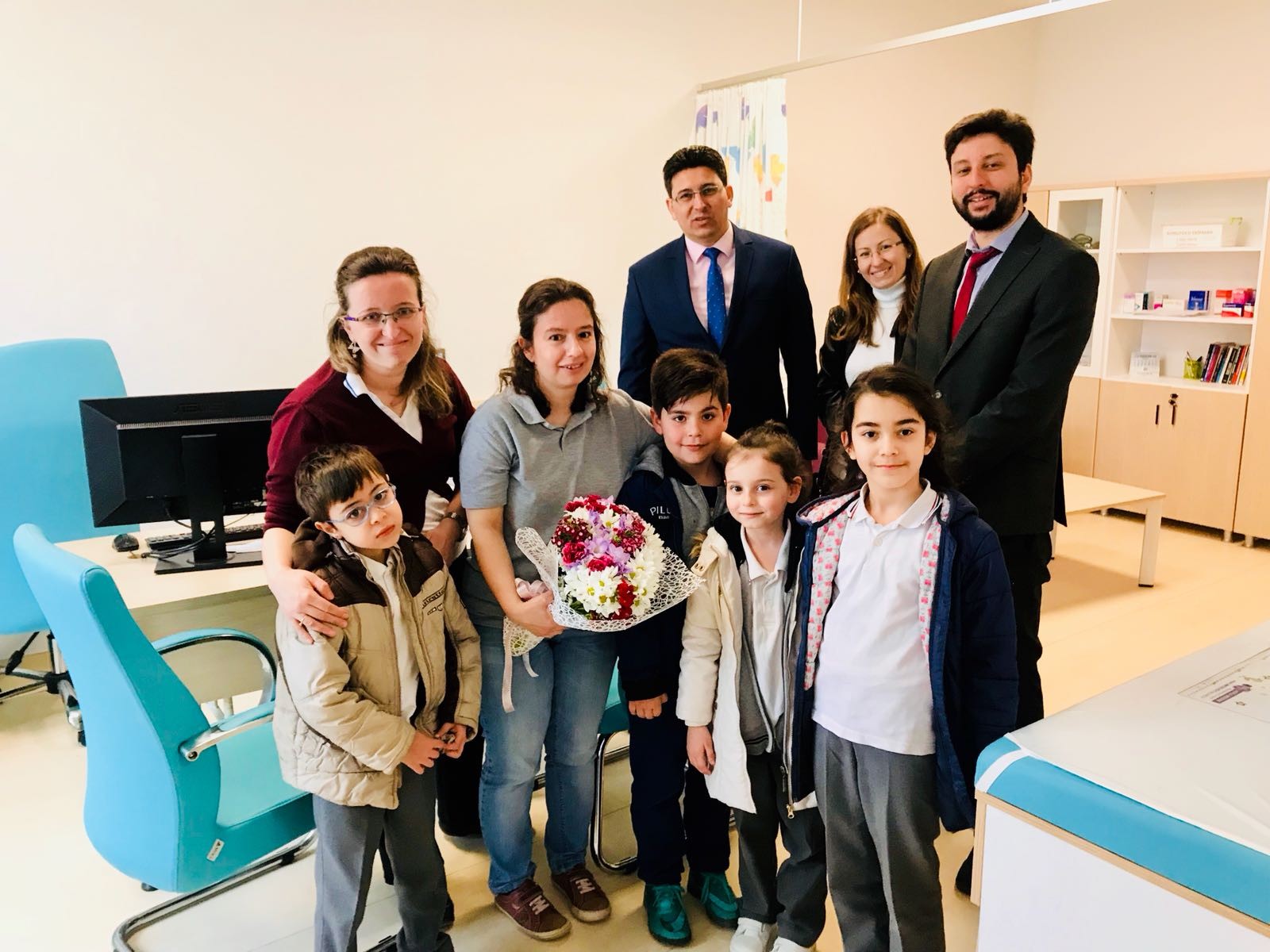 Lapseki'de öğrencilerden yılın doktoruna tebrik ziyareti