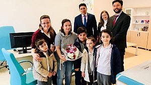 Lapseki'de öğrencilerden yılın doktoruna tebrik ziyareti