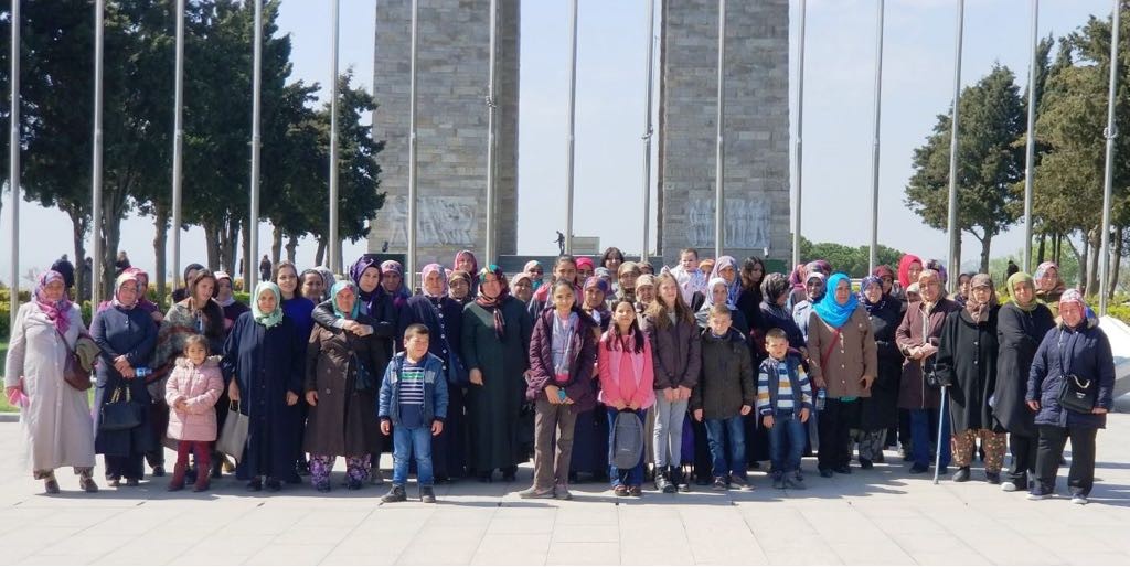  Lapsekili kadınlar şehitlikleri gezdi