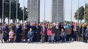  Lapsekili kadınlar şehitlikleri gezdi