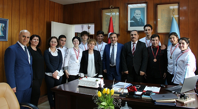 Öğrenciler Mutfak Günleri Yarışması'ndan Ödüllerle Döndü