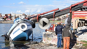 Üzerine vinç düşen tekne paramparça oldu
