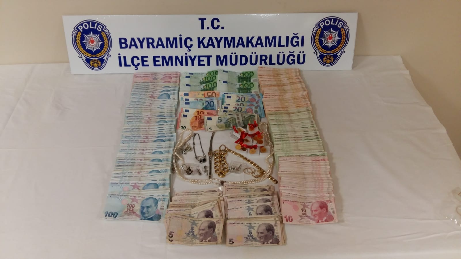 Yaşlı kadını dolandıran sahte polis otobüse binerken yakalandı