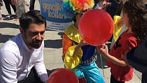Ak Parti Gençlerinden Çocuklarla Kutlama