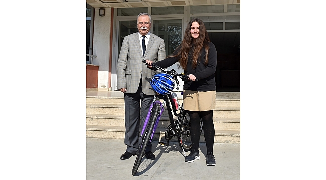Başkan Gökhan, En Çok Kitap Okuyan Öğrenciye Bisiklet Hediye Etti