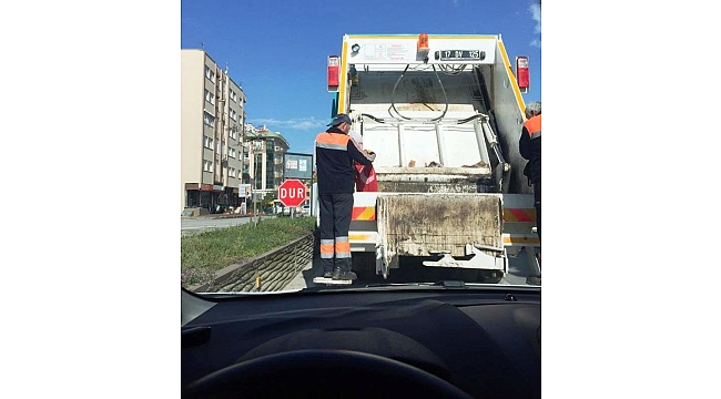 Çöpte buldu, öpüp cebine koydu