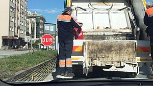 Çöpte buldu, öpüp cebine koydu