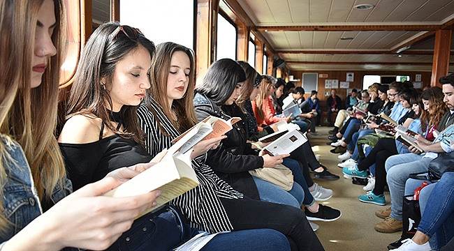 Farkındalık için feribotta kitap okudular...