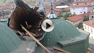 Fırtına minarenin külahını uçurdu