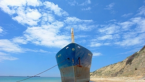 Karaya oturan gemi için veda partisi