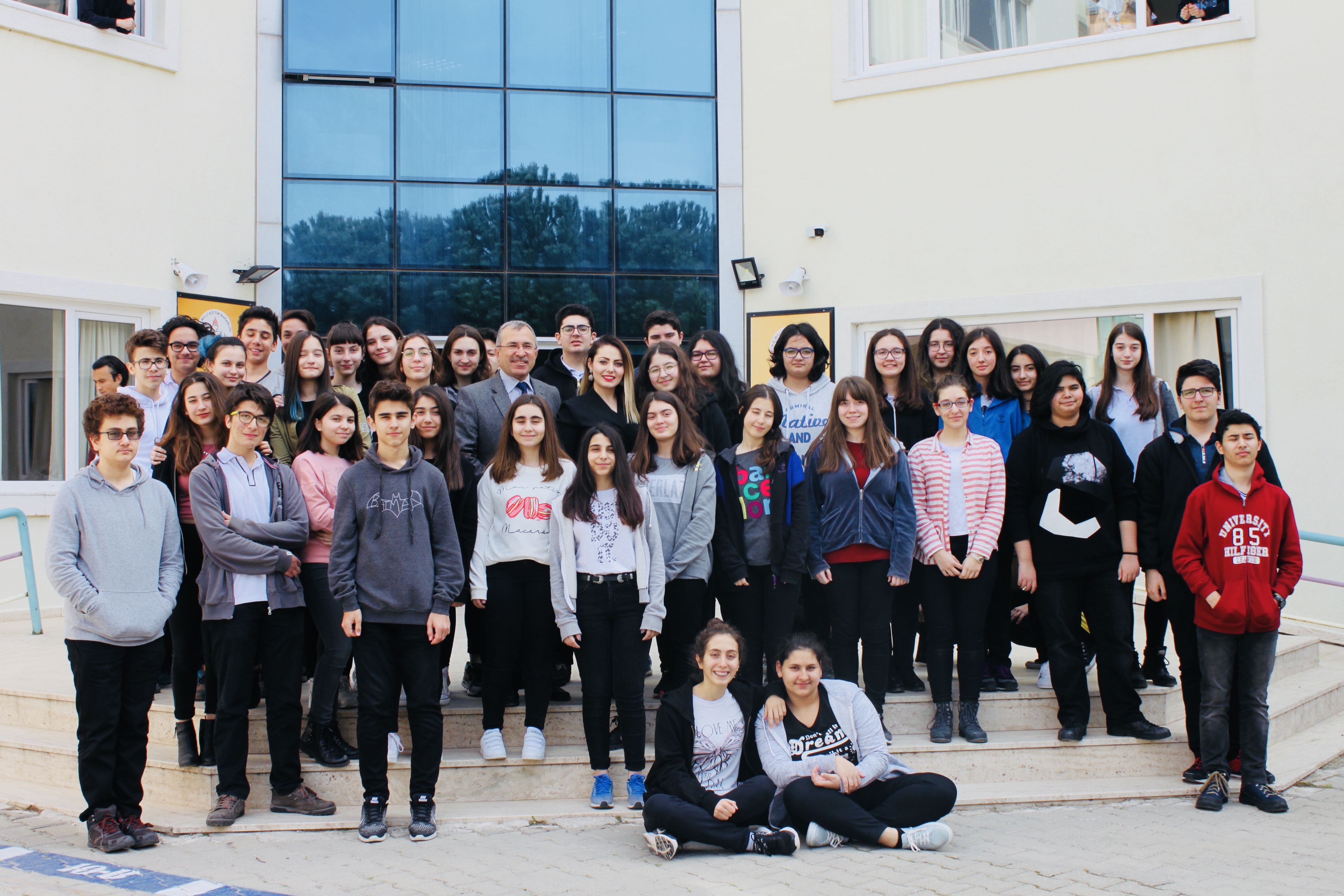 KOLEJ ÖĞRENCİLERİ ÇANAKKALE ZAFERİNİ RESMETTİ