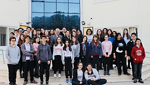 KOLEJ ÖĞRENCİLERİ ÇANAKKALE ZAFERİNİ RESMETTİ