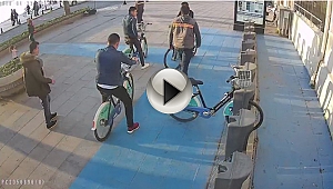 Küçük Çocuk Otobüsün Altında Kalmaktan Son Anda Kurtuldu