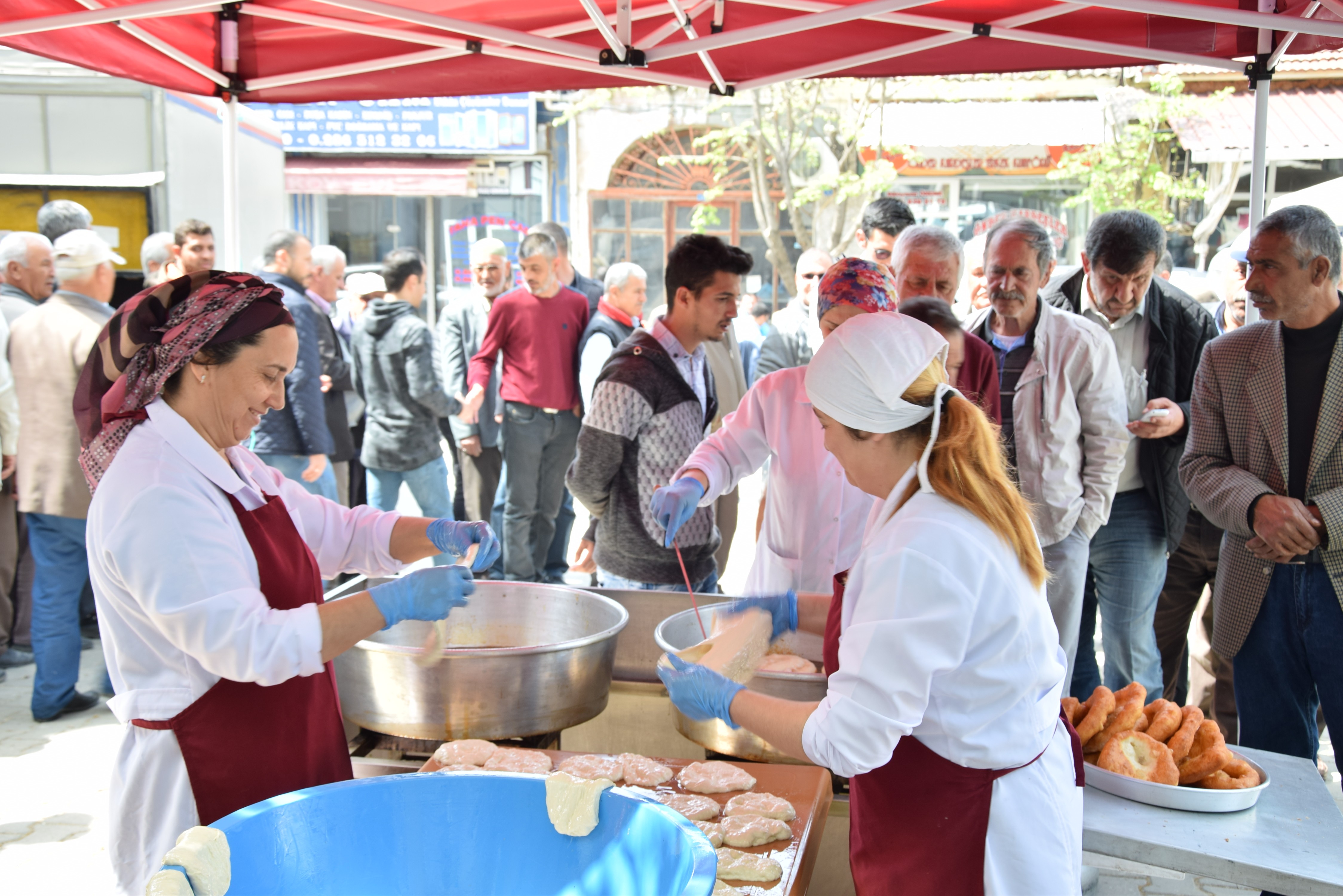 Lapseki AK Parti İlçe Başkanlığı Kandil lokumu dağıttı