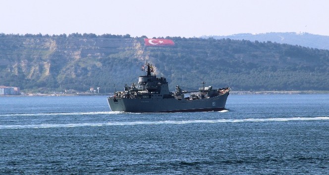 Rus savaş gemileri Çanakkale Boğazı'ndan aynı anda geçti
