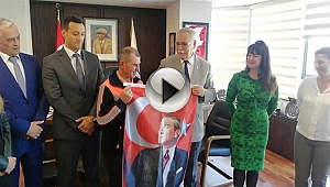 Türk Bayrağını Çöpten Alan İşçi Ödüllendirildi