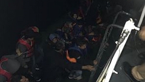 Uçağın tespit ettiği Afgan Kaçaklar Botla Yakalandı