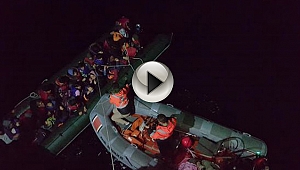  Uçağın tespit ettiği Afgan kaçaklar botla yakalandı