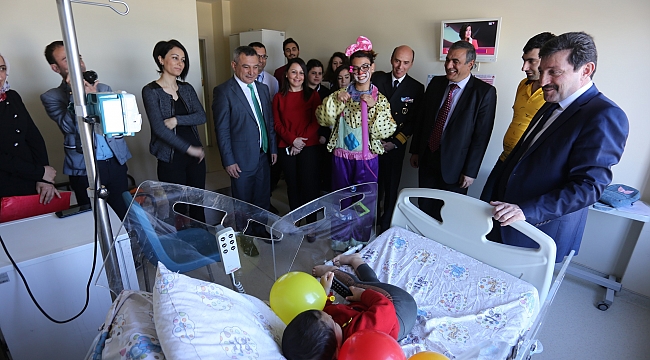  Vali Orhan Tavlı,23 Nisanda Hastanelerdeki Çocukları Ziyaret Etti
